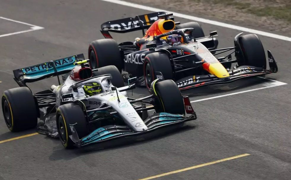 Hamilton lidera Max Verstappen na Holanda